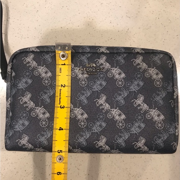 Authentic coach washbag - Picture 6 of 9